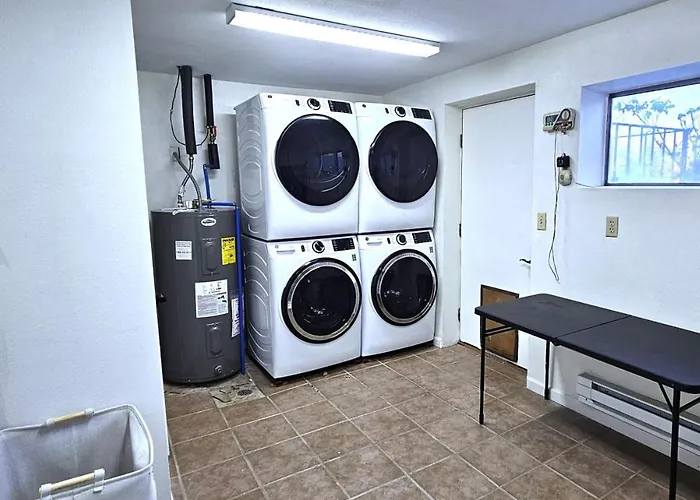 Hot Tub, 2 Bedroom, Kitchen, Washer-dryer, Lower Holiday home *
